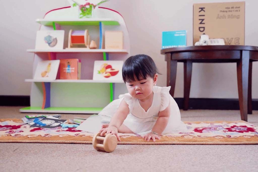 Hình ảnh Đồ chơi giáo dục và Đồ chơi Montessori Chuông gỗ lăn tròn trong Hộp đồ chơi Kết Nối cho tháng thứ 3-4
