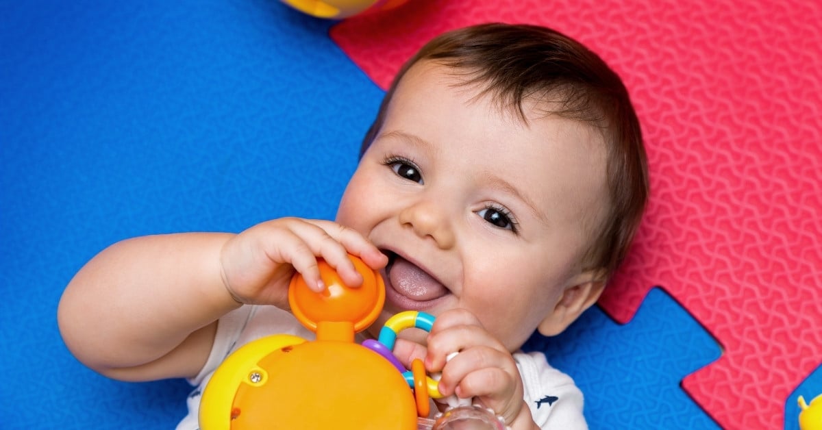 Đồ chơi phải phù hợp với kích thước tay bé và có thiết kế đơn giản