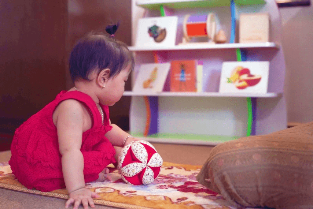 Hình ảnh sản phẩm Đồ chơi giáo dục và Đồ chơi Montessori Bóng Montessori trong Hộp đồ chơi Ánh Sáng của Kinderlove cho trẻ sơ sinh và 1 tháng tuổi