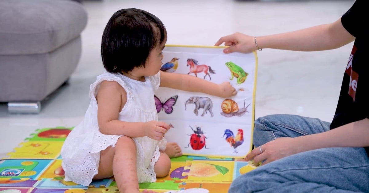 Hình ảnh trẻ chơi đồ chơi trí tuệ Cho thú vào túi của Kinderlove