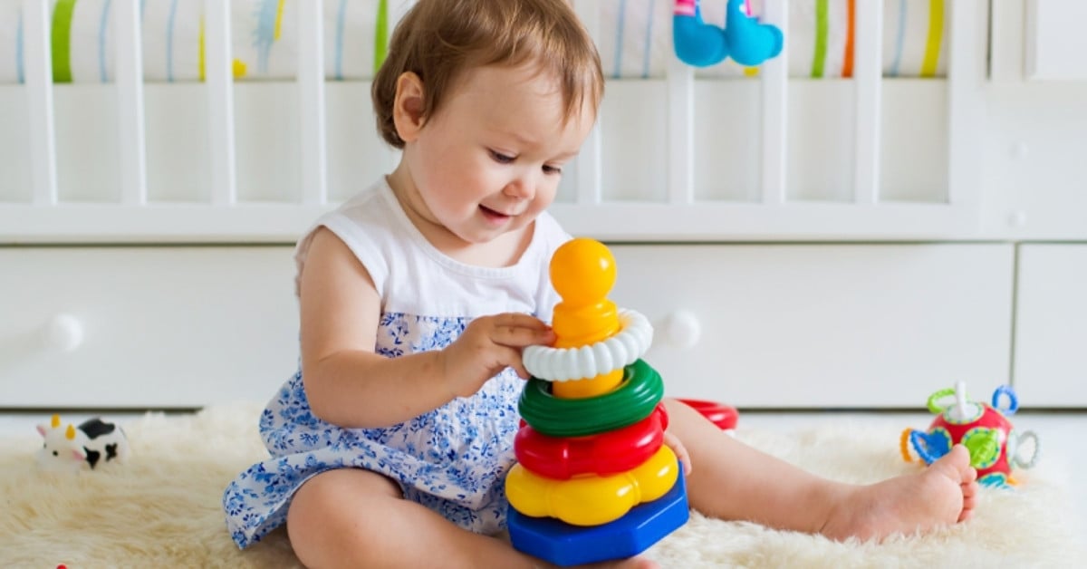 Khi mua đồ chơi cho trẻ từ 0 - 6 tháng tuổi, việc đảm bảo an toàn và phù hợp với sự phát triển của trẻ luôn là ưu tiên hàng đầu