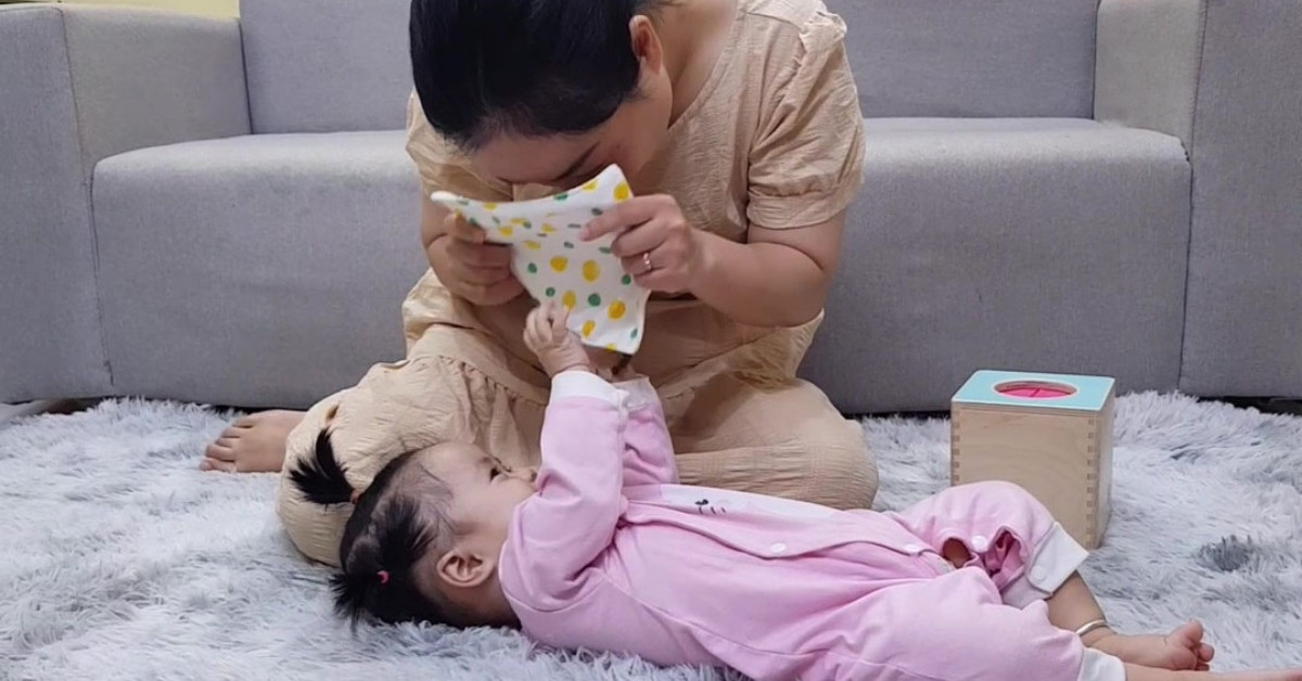Hình ảnh trẻ chơi đồ chơi Hộp Rút Khăn Kỳ Diệu phát triển trí tuệ của Kinderlove