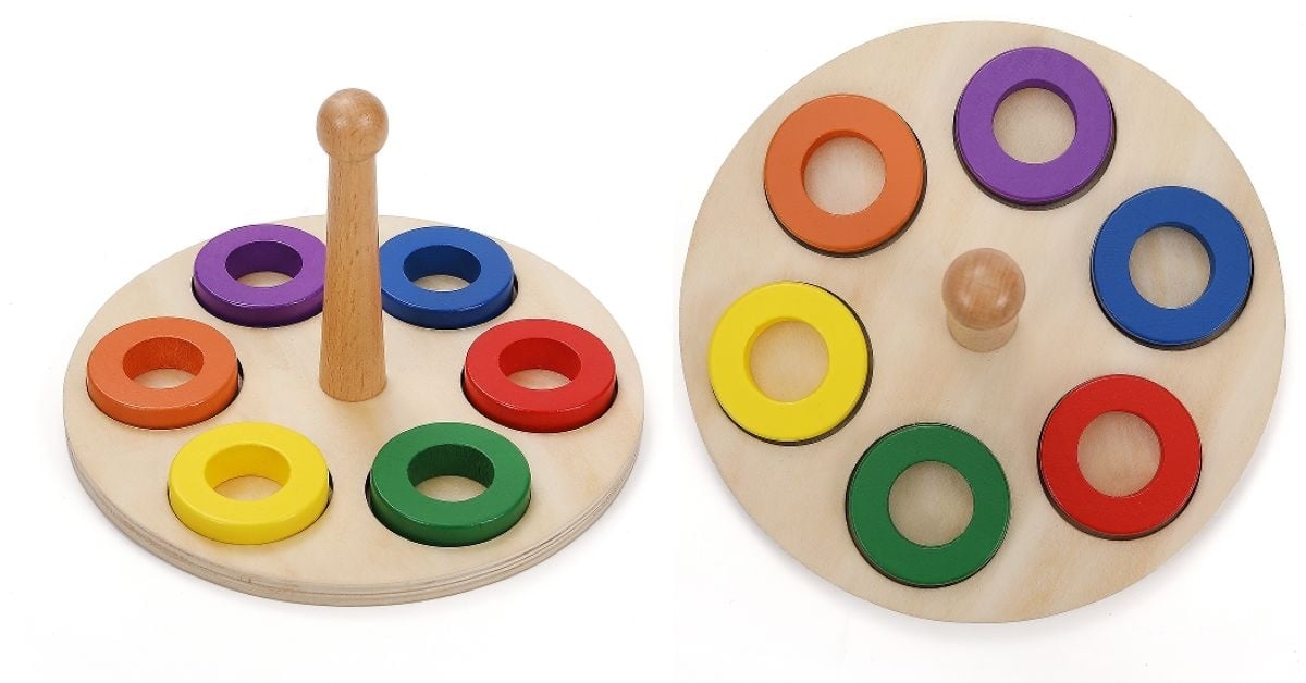 Xếp vòng gỗ là một giáo cụ Montessori giúp trẻ tìm hiểu cách mà mọi thứ ăn khớp với nhau