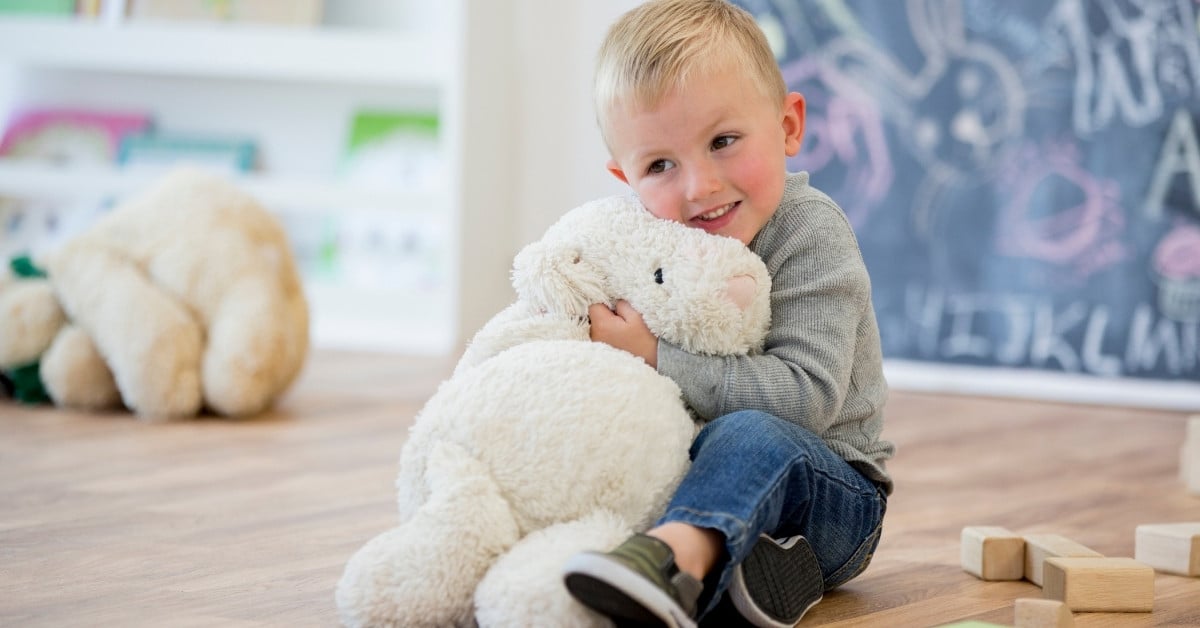 Đồ chơi như búp bê hoặc thú nhồi bông có thể giúp trẻ học cách thể hiện tình cảm và giao tiếp