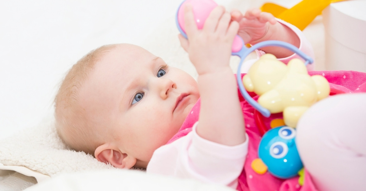 Trẻ 2 tháng tuổi phát triển nhanh chóng và có một số cột mốc quan trọng trong sự phát triển