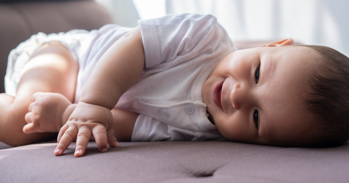 Trẻ có thể cười khi tương tác với người khác
