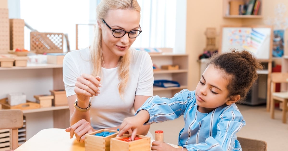 Vật liệu Montessori giúp bé hình thành khái niệm về số lượng, thứ tự, và các hoạt động toán học cơ bản một cách trực quan một cách tự nhiên