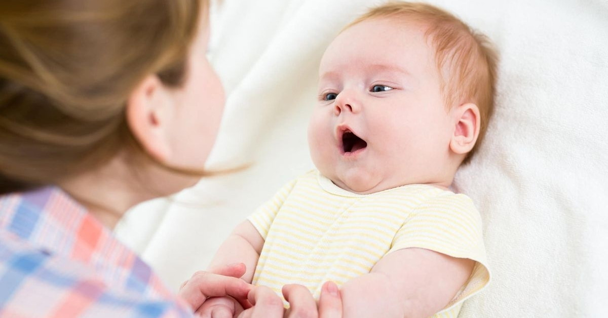 Nói chuyện, cười, hát và đọc sách cho trẻ để kích thích sự phát triển ngôn ngữ và tinh thần
