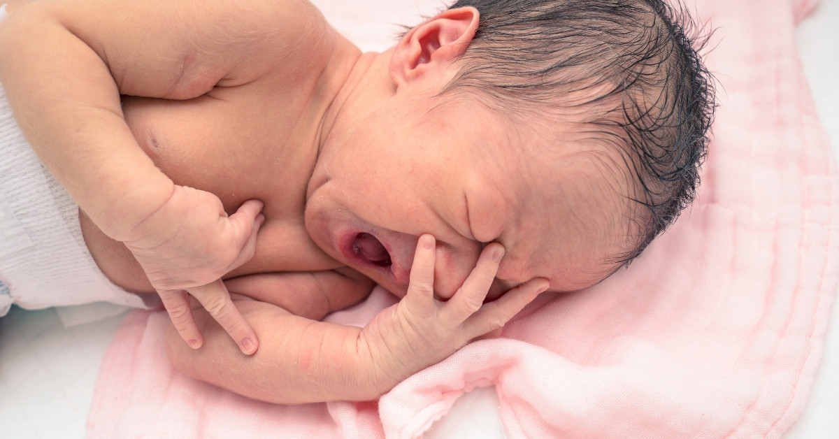 Khóc dạ đề liên tục và không ngủ đủ có thể gây stress cho cả trẻ và gia đình