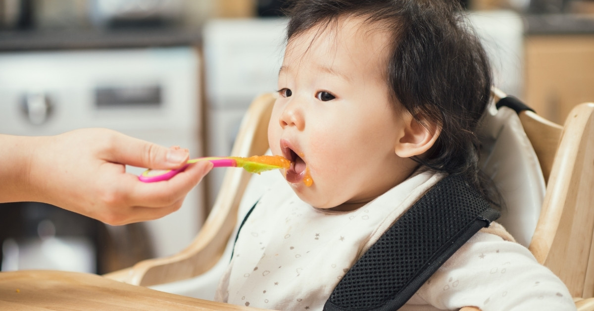 Cha mẹ có thể kiểm tra xem trẻ đã sẵn sàng để ăn dặm hay chưa bằng cách đưa thìa thức ăn gần miệng trẻ