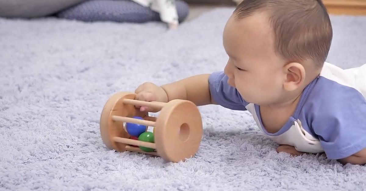 Hình ảnh trẻ chơi đồ chơi phát triển trí não Chiếc trống lăn của Kinderlove