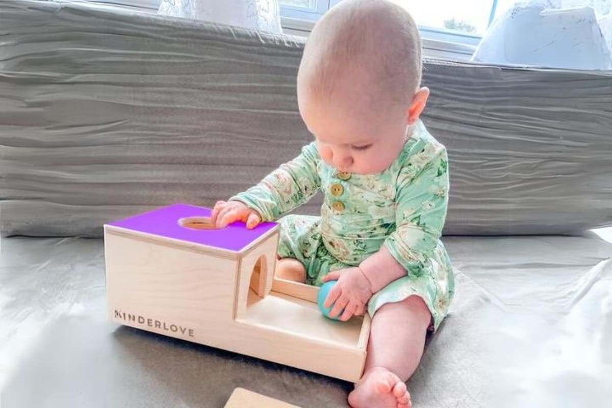 Trong ảnh: Hộp thả bóng gỗ trong Hộp đồ chơi Xem Xét của Kinderlove cho bé 6-7 tháng tuổi