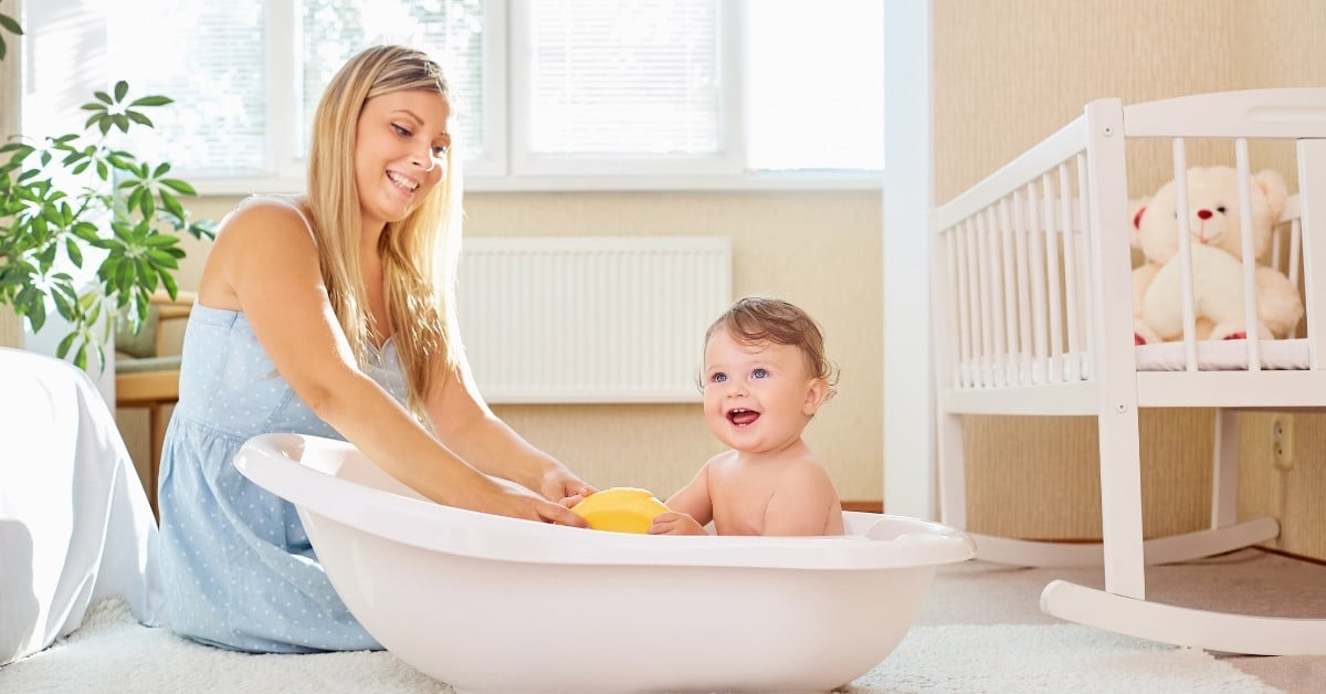 Khi trẻ tự giải trí hoặc tự ngủ, hãy phản hồi tích cực và khen ngợi trẻ để củng cố hành vi đó