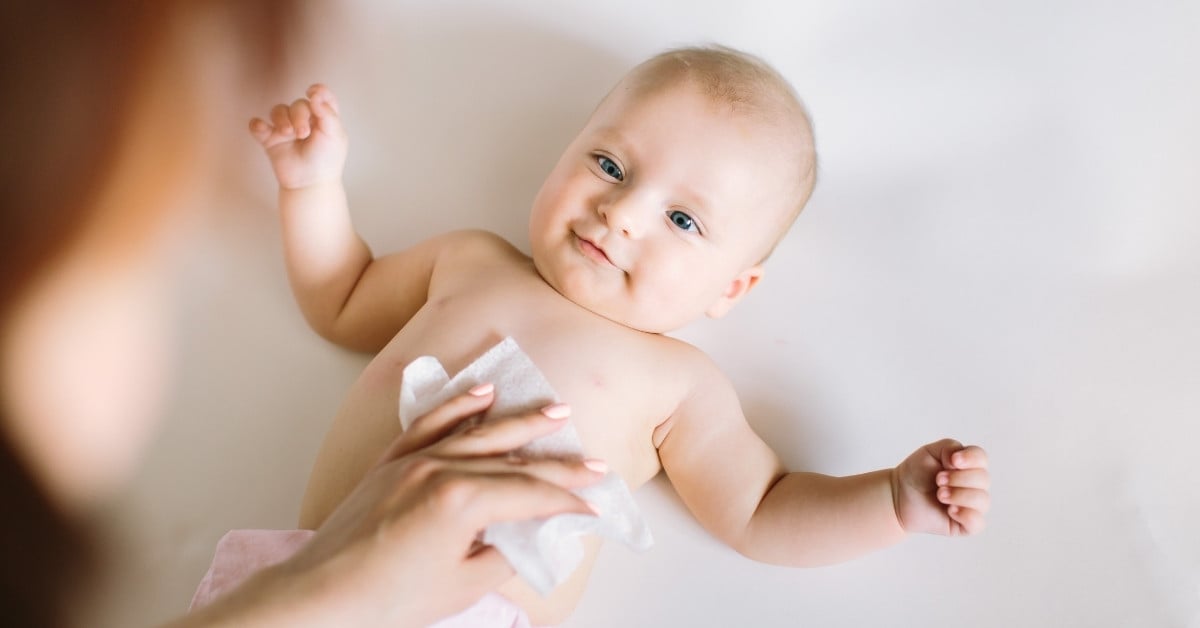 Khi chăm sóc trẻ, việc thay tã sạch thường xuyên và vệ sinh cẩn thận cho trẻ sau mỗi lần thay tã sẽ giúp hạn chế vi khuẩn và virus gây bệnh