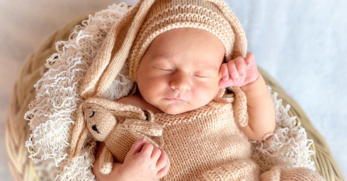 Trẻ 1 tháng tuổi dành phần lớn thời gian để ngủ, ăn