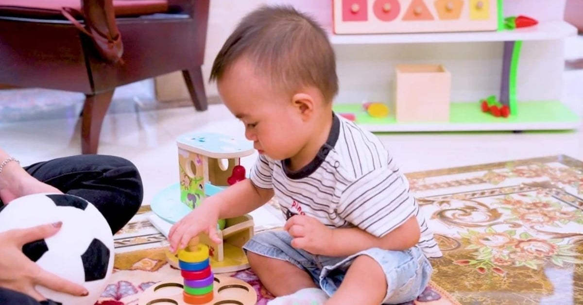 Hình ảnh trẻ chơi đồ chơi Xếp vòng gỗ của Kinderlove