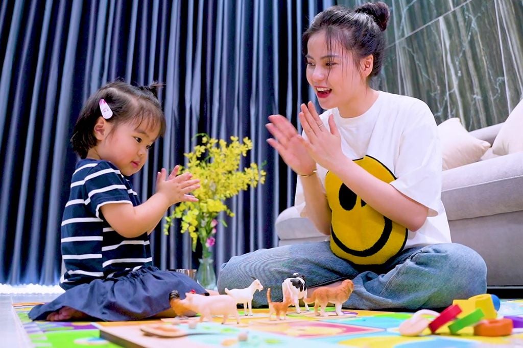 Hình ảnh phụ huynh cho trẻ chơi đồ chơi Montessori của Kinderlove