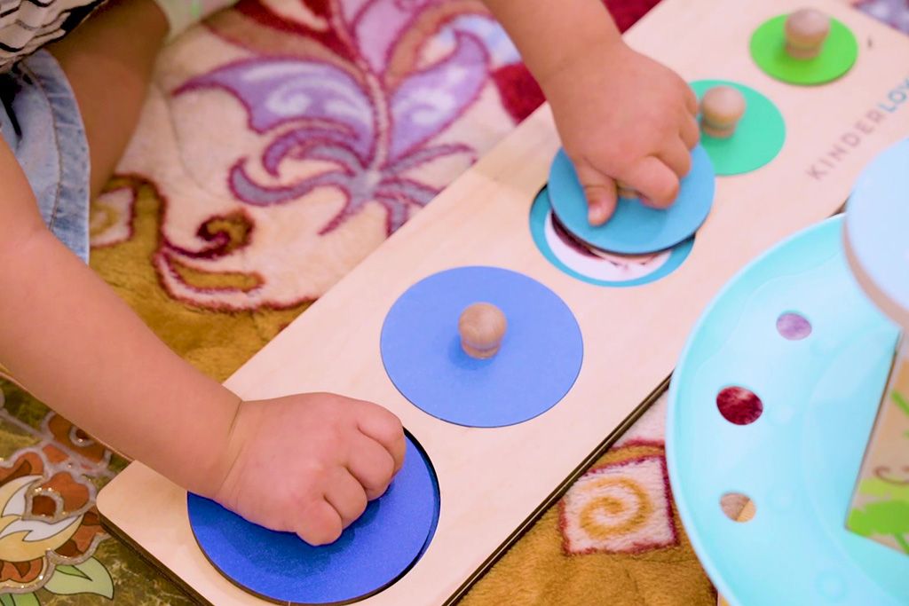 Hình ảnh sản phẩm Đồ chơi giáo dục và Đồ chơi Montessori Ghép hình vòng tròn trong hộp đồ chơi Bập Bẹ của Kinderlove