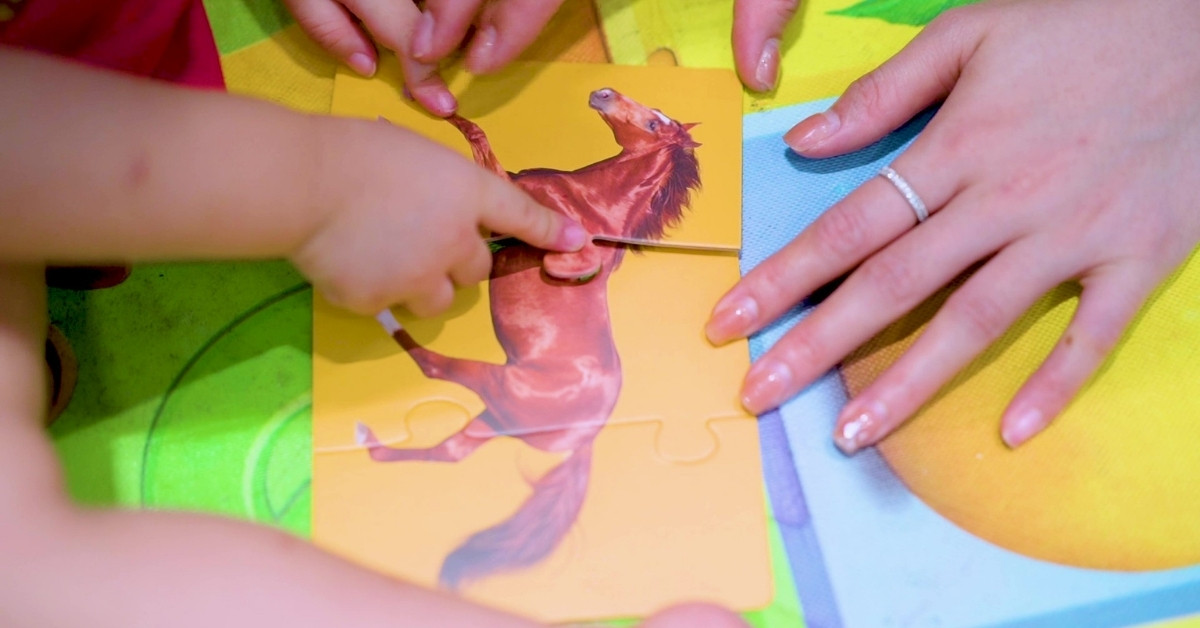 Hình ảnh trẻ chơi đồ chơi Ghép hình ba miếng của Kinderlove