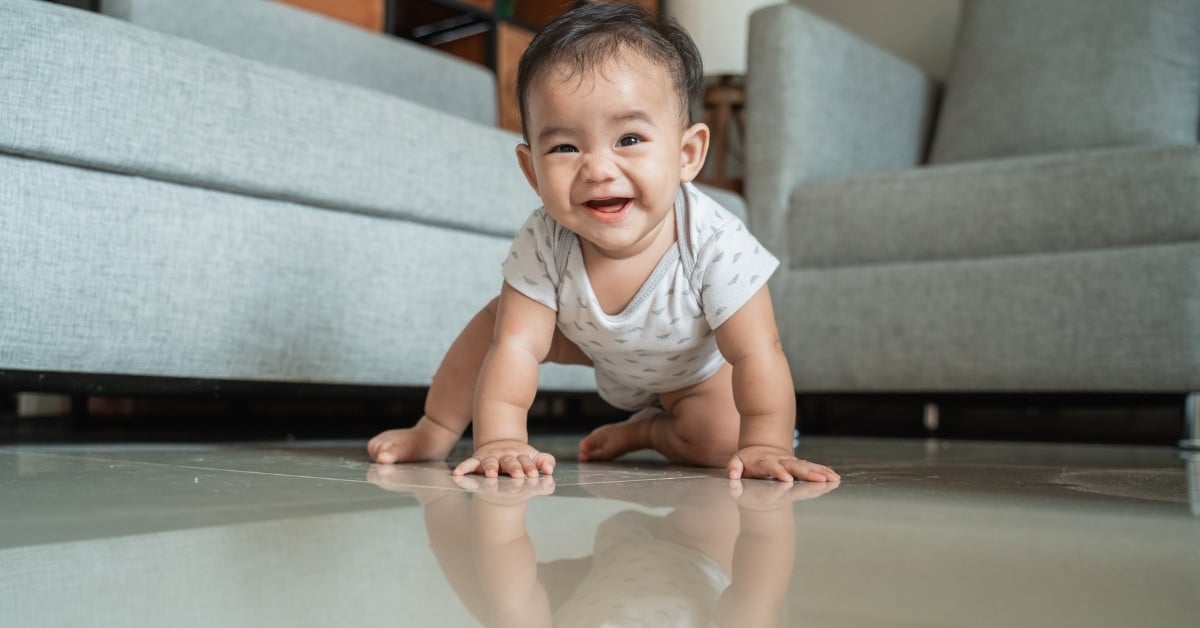 Cha mẹ có thể thấy trẻ bắt đầu cố gắng nâng đầu và ngực lên khi nằm sấp