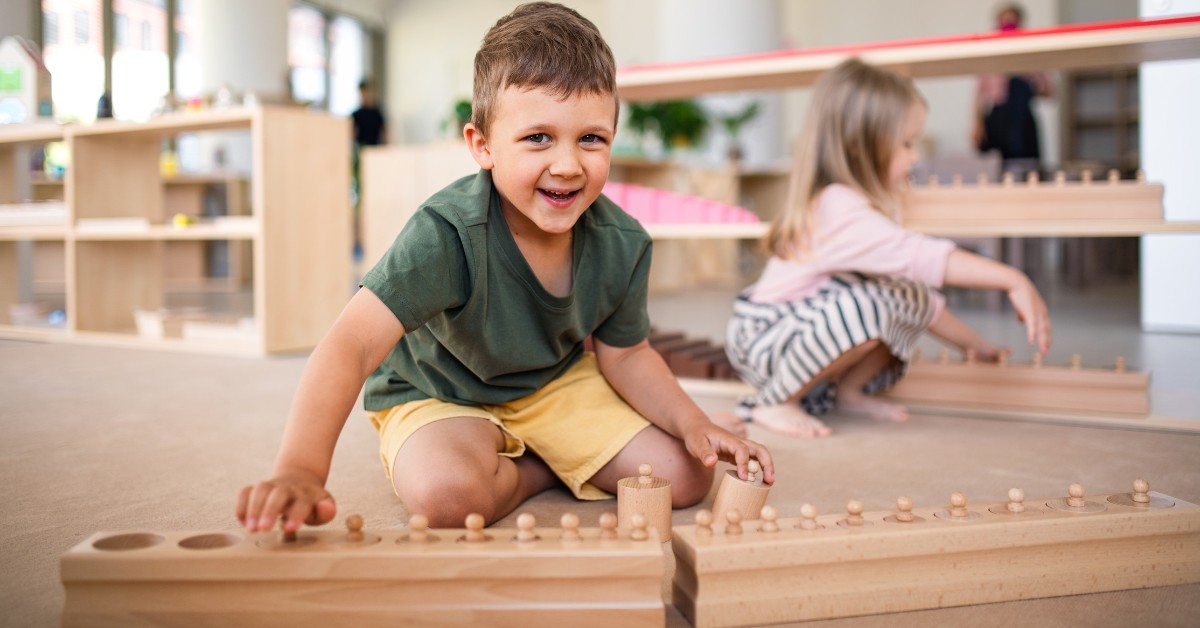 Trẻ học toán trong môi trường Montessori sử dụng đồ vật và tương tác chúng