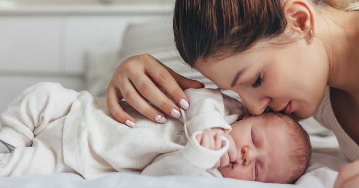 Khi cảm thấy căng thẳng hoặc bất an, trẻ thường tìm đến mẹ để được an ủi