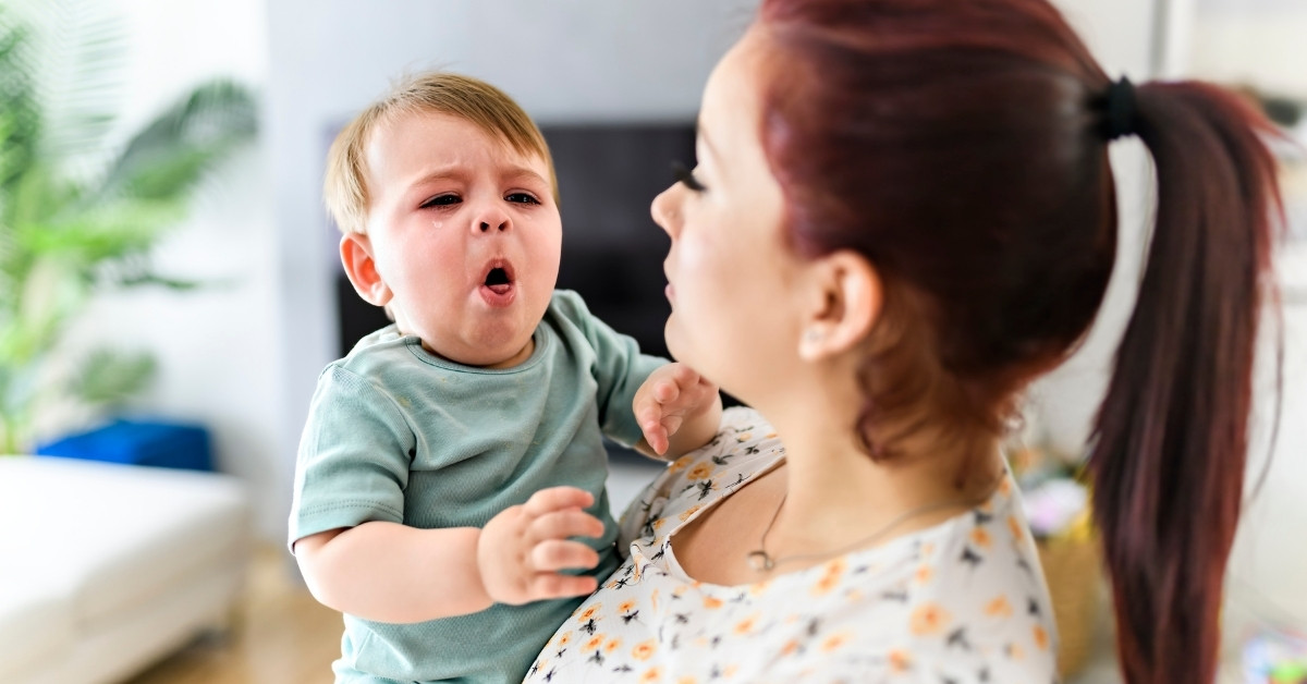 Dấu hiệu qua hơi thở của trẻ là dễ nhận thấy nhất