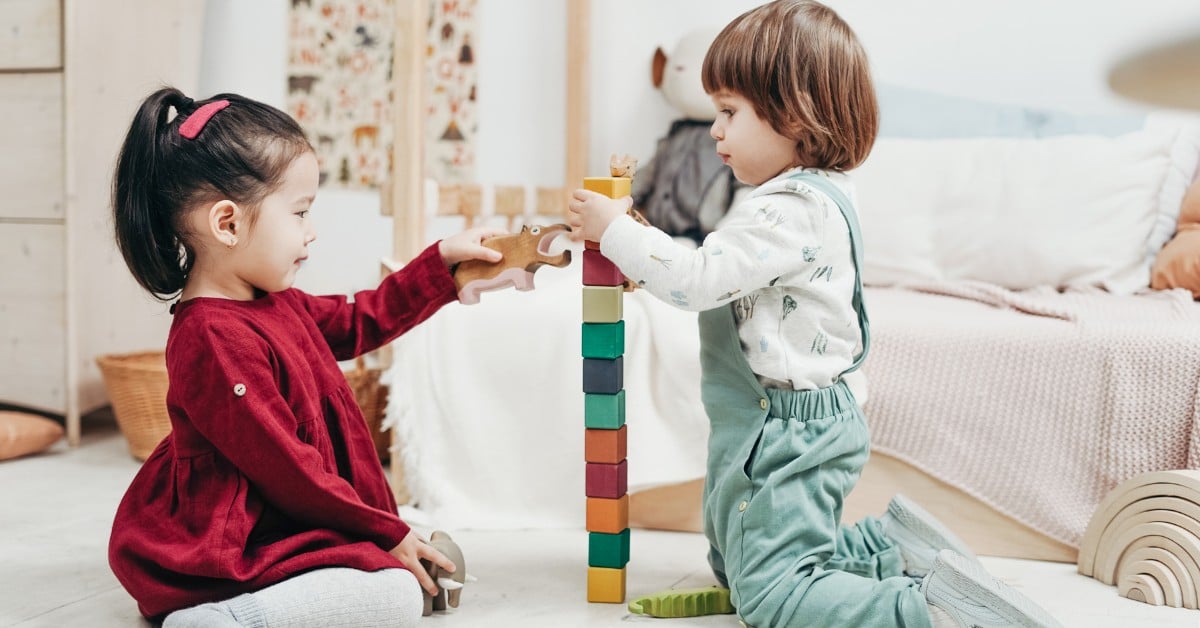 Hình ảnh trẻ tiếp xúc với phương pháp giáo dục sớm
