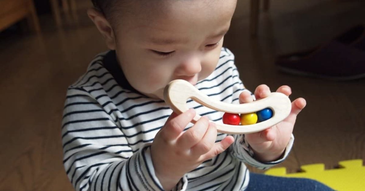Hình ảnh trẻ chơi đồ chơi Montessori của Kinderlove