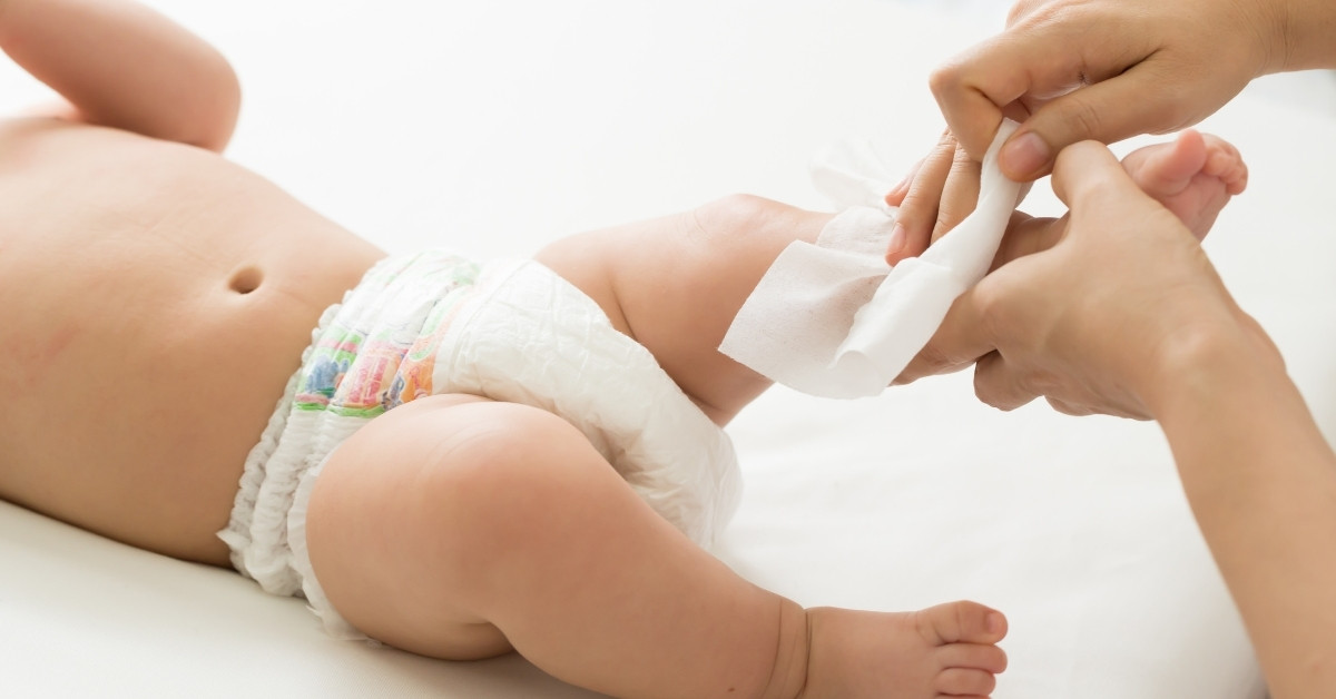 Lau người trẻ bằng khăn mềm nhúng nước ấm