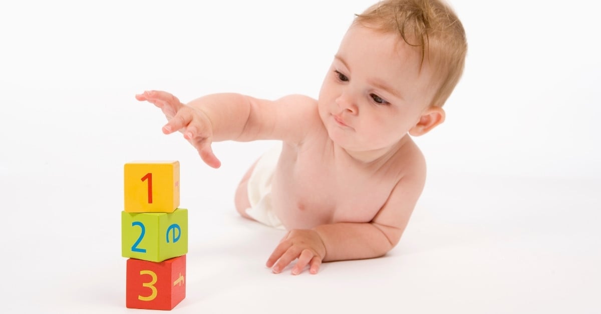 Lấy đồ chơi để khuyến khích trẻ bò theo