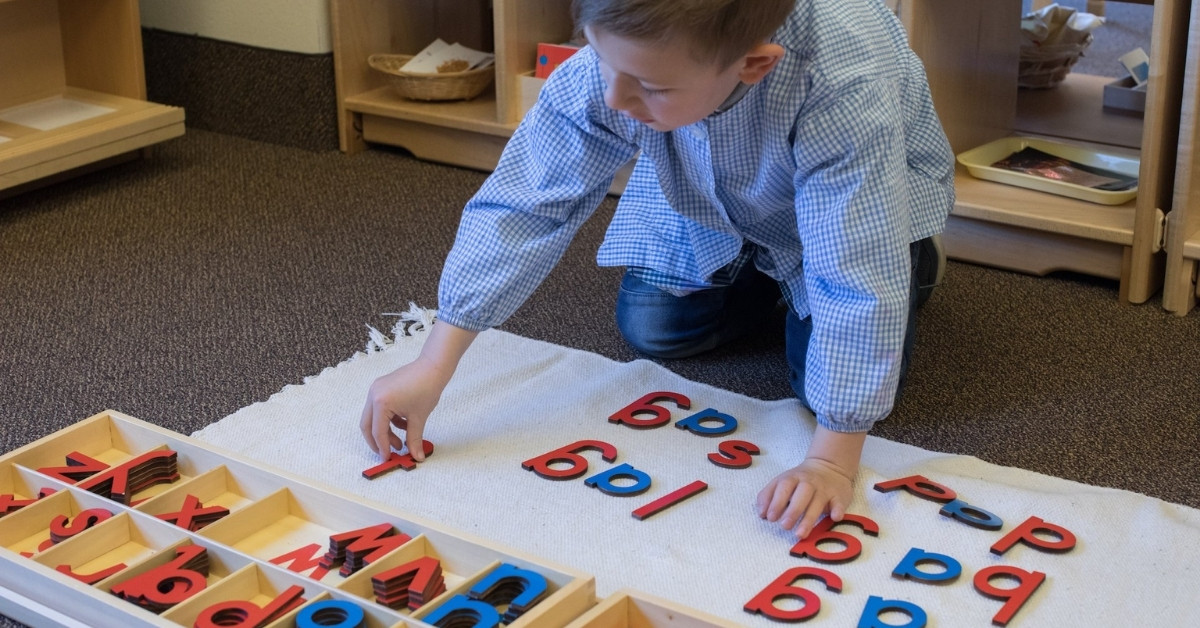 Hình ảnh góc ngôn ngữ trong lớp học Montessori