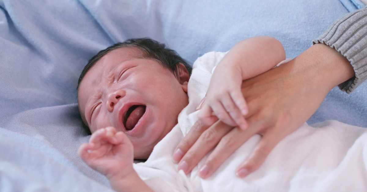 Trẻ bị khó chịu là một trong những triệu chứng