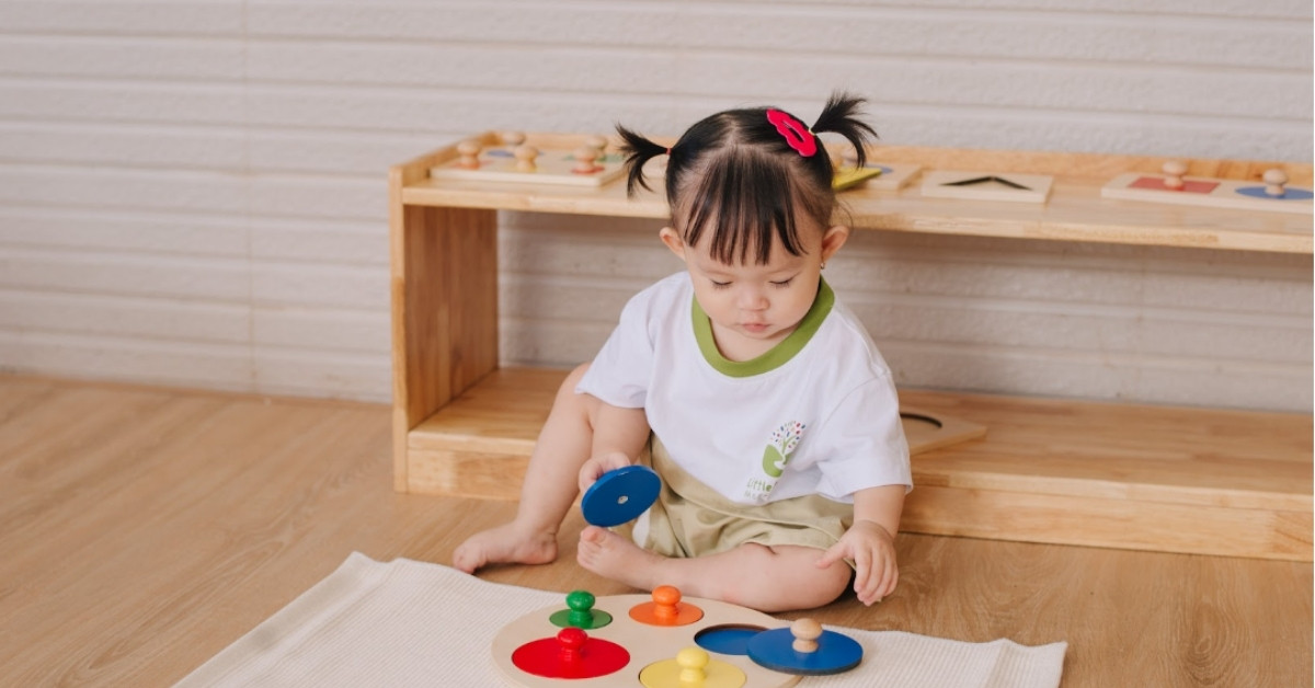 Hình ảnh trẻ tự chủ chơi đồ chơi Montessori