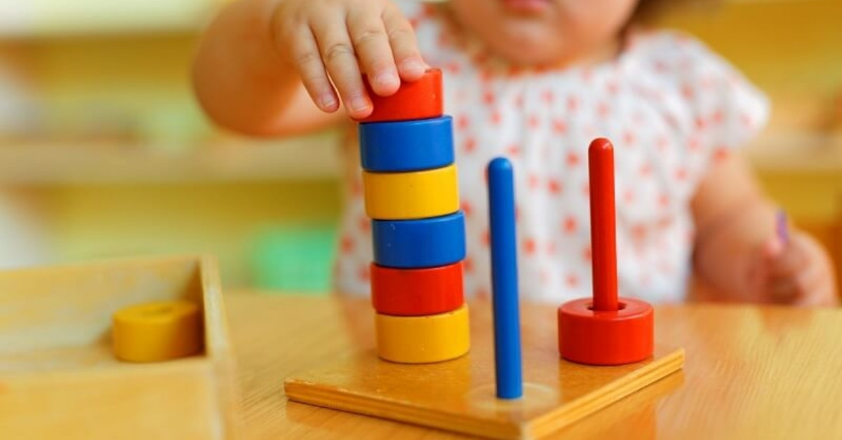 Hình ảnh trẻ tự chơi đồ chơi Montessori