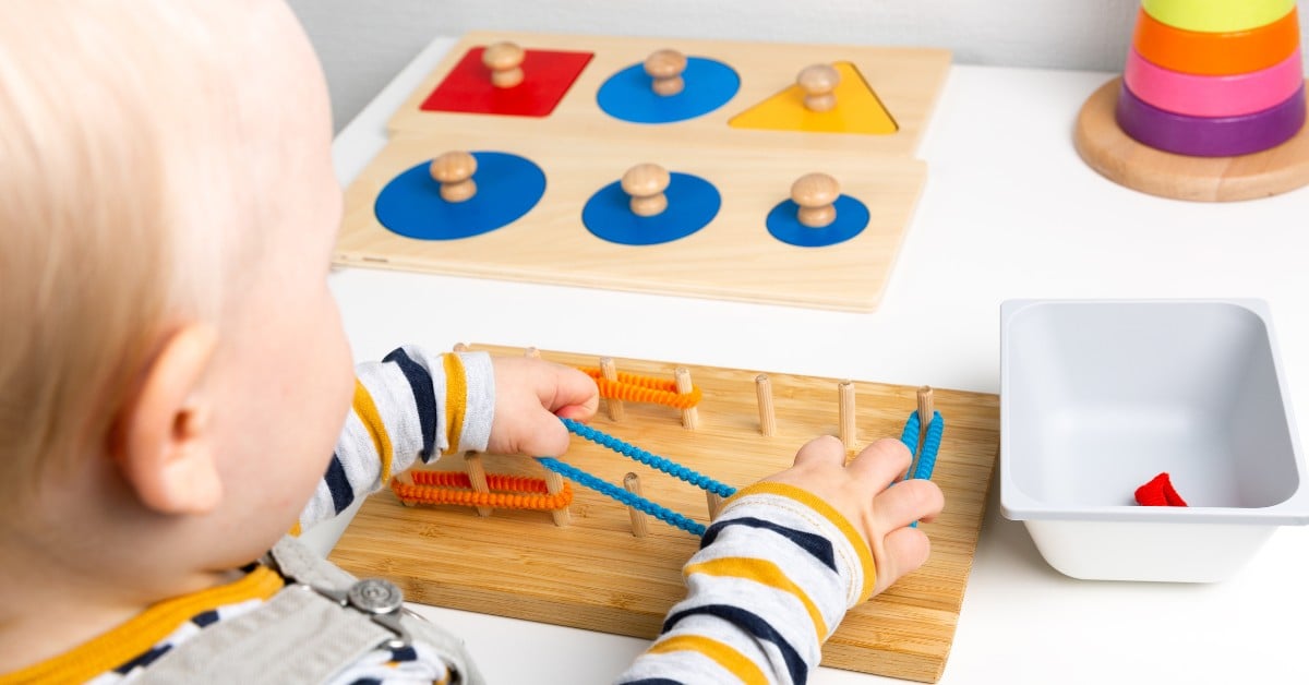 Hình ảnh trẻ tự chủ chơi đồ chơi Montessori