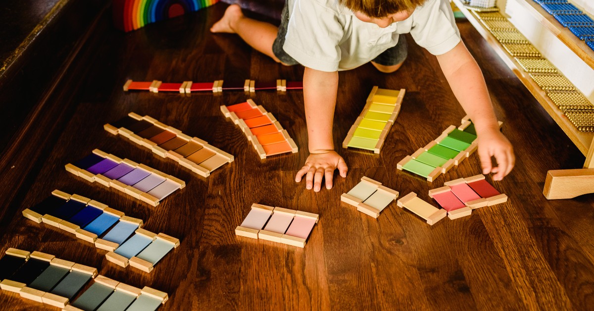 Hình ảnh trẻ chơi đồ chơi giáo dục Montessori