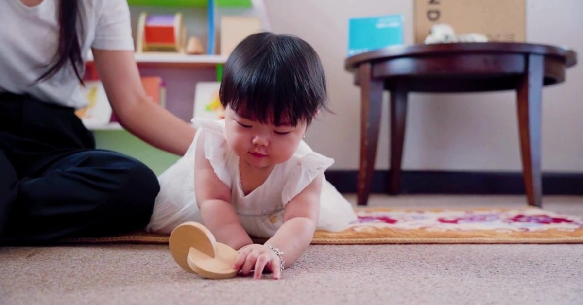 Trẻ chơi đùa với đồ chơi Đĩa Gỗ Chuyền Tay