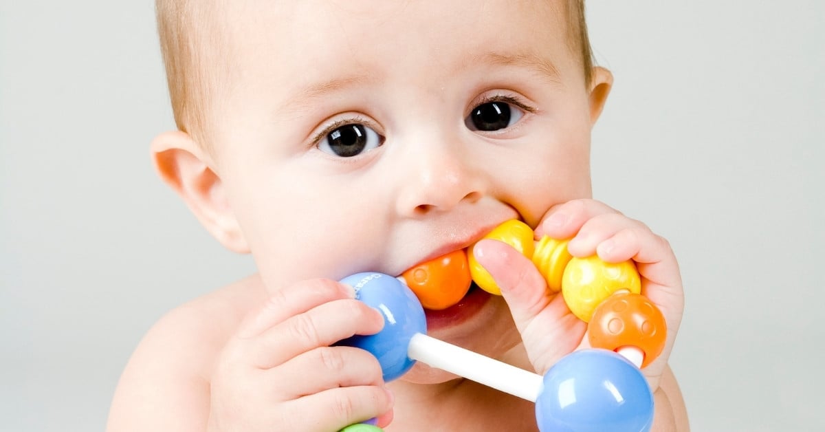 Lợi ích đồ chơi cầm nắm cho bé sơ sinh