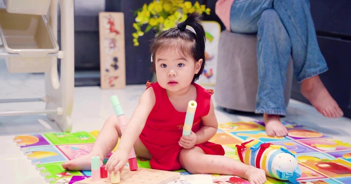 Hình ảnh bé chơi đồ chơi Núm gỗ xếp chồng của Kinderlove