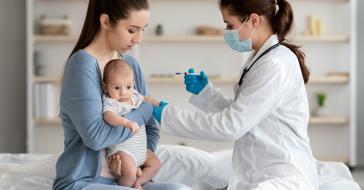 Đảm bảo rằng bé được kiểm tra y tế định kỳ và được tiêm phòng theo lịch trình các loại vắc xin