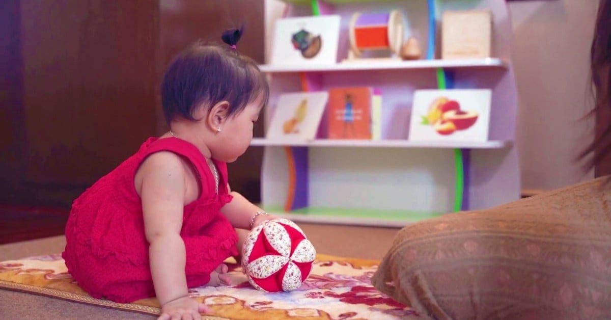 Hình ảnh trẻ chơi sản phẩm quả bóng Montessori của Kinderlove