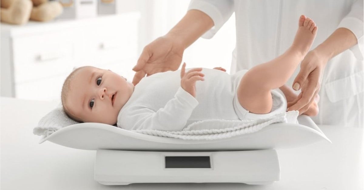 Trẻ sơ sinh tháng thứ 2 thường có sự tăng trưởng nhanh chóng về cân nặng và chiều cao