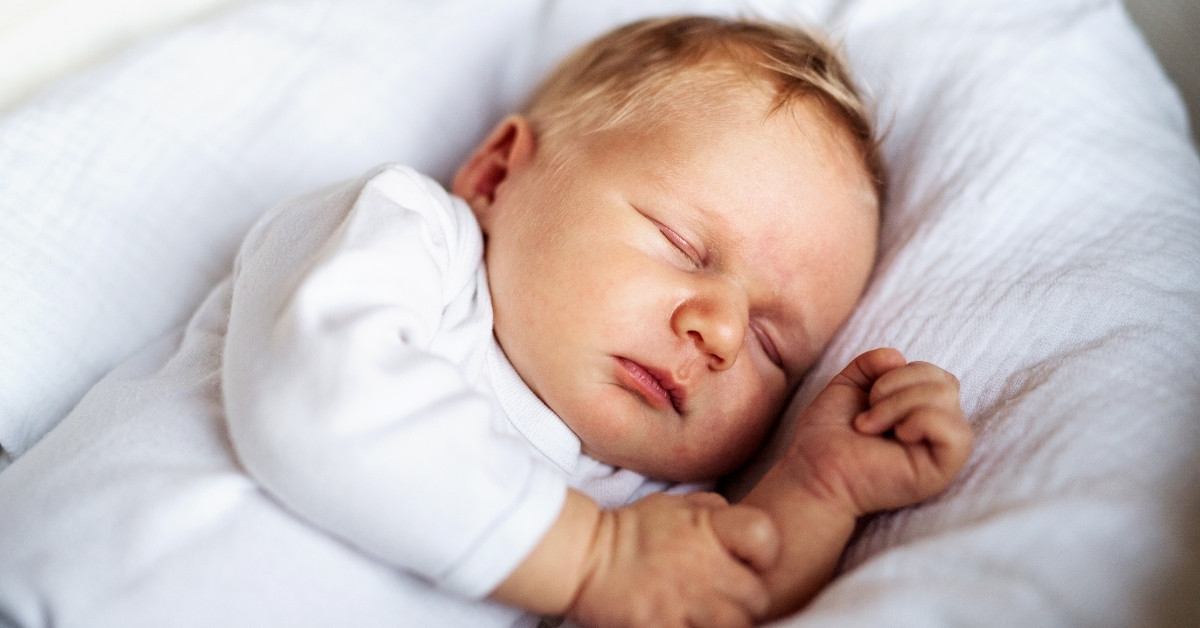 Trẻ sơ sinh có một chu kỳ giấc ngủ ngắn và thường xuyên thức giấc hơn người lớn