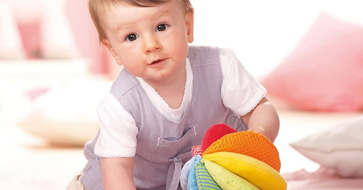 Hình ảnh trẻ chơi đồ chơi phát triển trí não Quả bóng màu sắc của Kinderlove