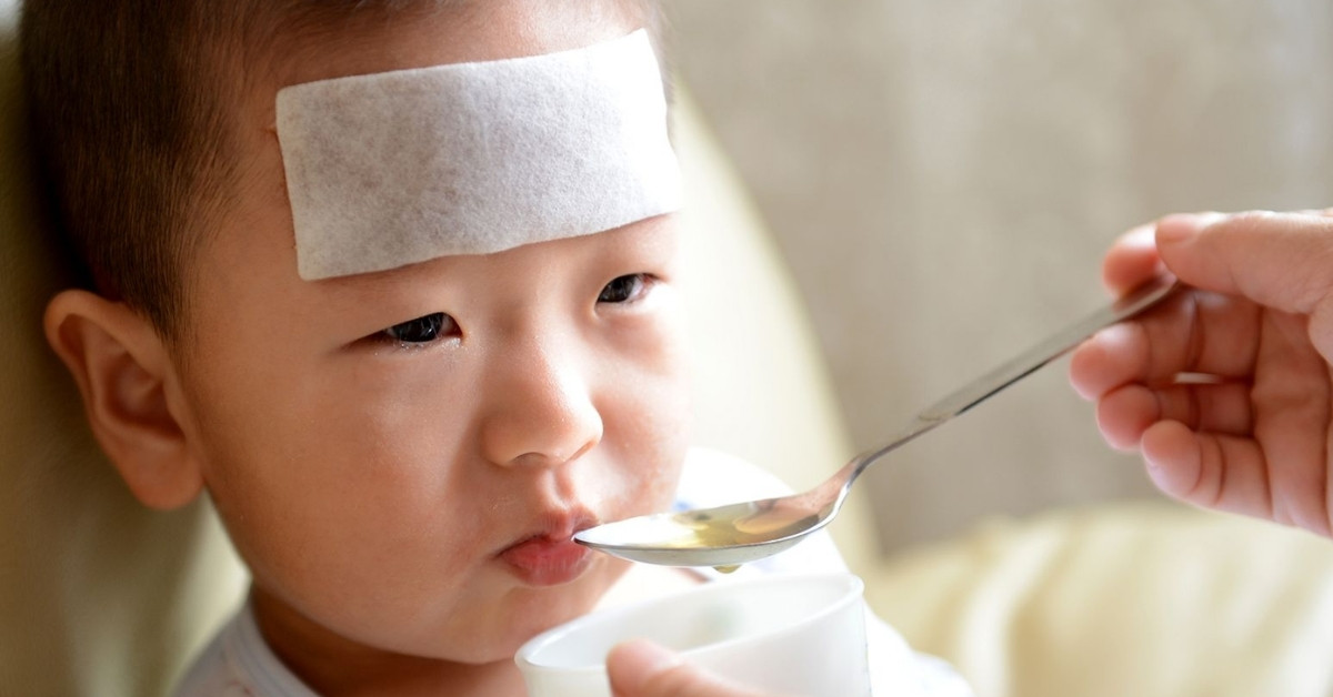 Bố mẹ cần lưu ý một số điểm khi tìm cách hạ sốt cho trẻ