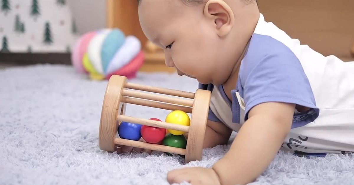 Hình ảnh trẻ chơi đồ chơi Chiếc trống lăn của Kinderlove