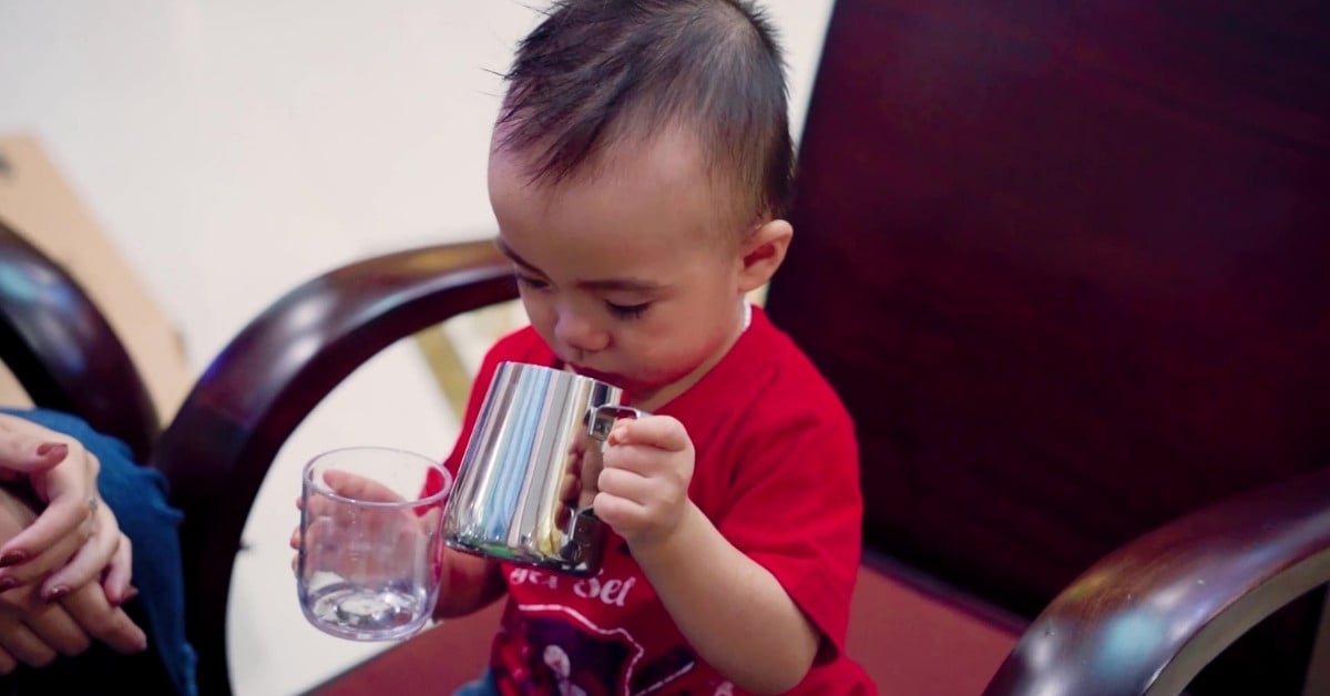 Hình ảnh trẻ chơi đồ chơi Bình nước và cốc của Kinderlove