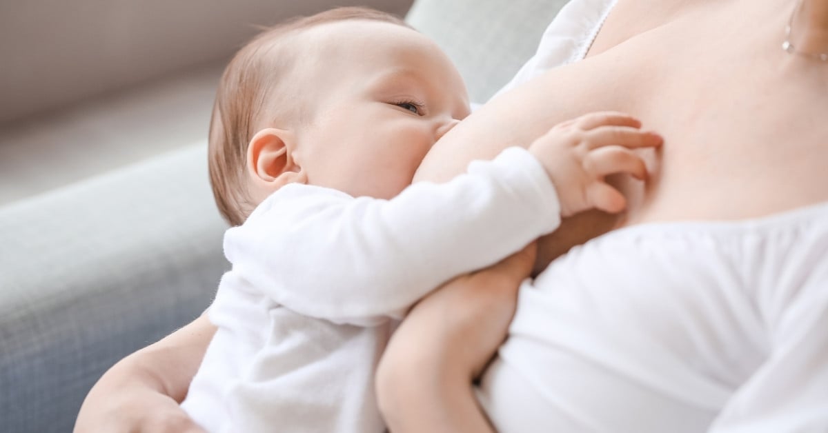 Đối với trẻ 1 tháng tuổi, sữa mẹ là lựa chọn hàng đầu