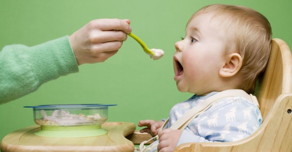 Bé 7 tháng tuổi có thể ăn nhiều loại thức ăn hơn trong giai đoạn đầu ăn dặm